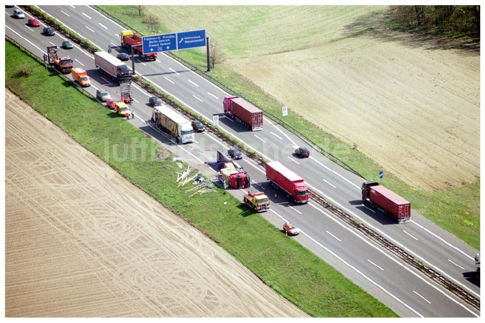 Luftbild Mühlenbeck / Brandenburg - 28.04.2004 LKW-Bergung und Stau auf der Autobahn Berlin - Rostock / Hamburg am Abzweig Mühlenbeck / Brandenburg