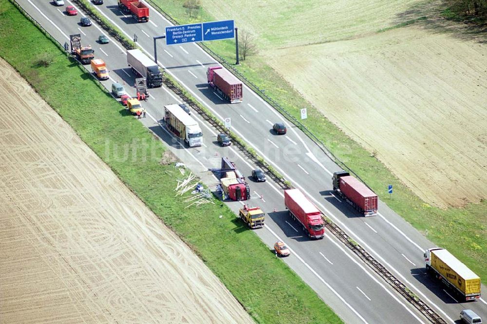 Luftaufnahme Mühlenbeck / Brandenburg - 28.04.2004 LKW-Bergung und Stau auf der Autobahn Berlin - Rostock / Hamburg am Abzweig Mühlenbeck / Brandenburg