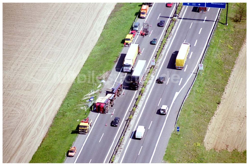 Mühlenbeck / Brandenburg aus der Vogelperspektive: 28.04.2004 LKW-Bergung und Stau auf der Autobahn Berlin - Rostock / Hamburg am Abzweig Mühlenbeck / Brandenburg