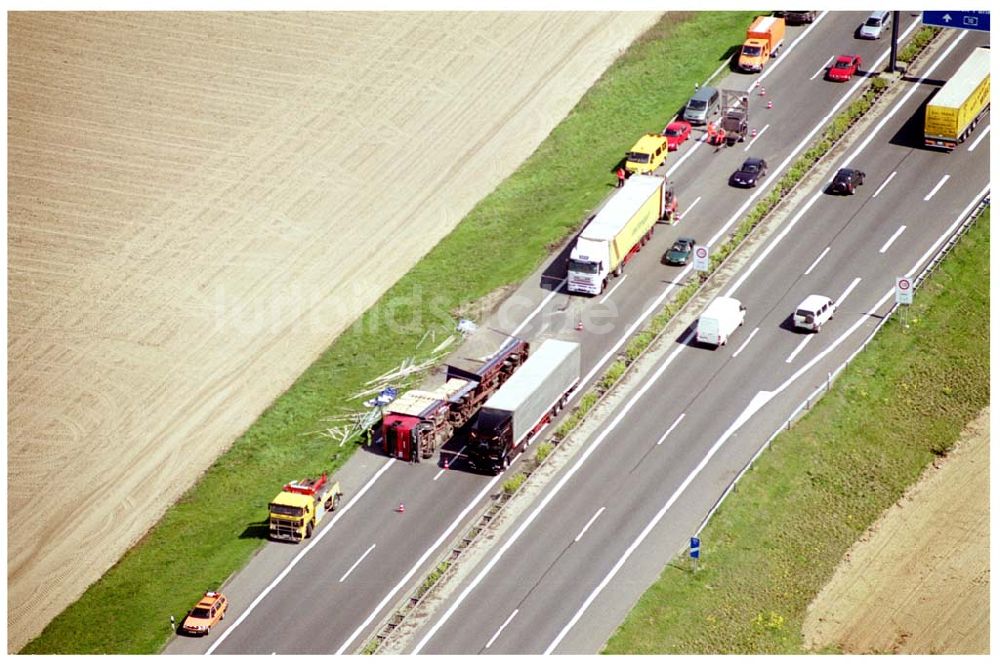 Luftbild Mühlenbeck / Brandenburg - 28.04.2004 LKW-Bergung und Stau auf der Autobahn Berlin - Rostock / Hamburg am Abzweig Mühlenbeck / Brandenburg