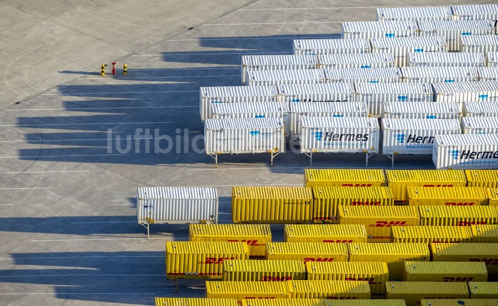 Hamm von oben - LKW - Container - Logistikunternehmen mit DHL-Aufliegern und Hermes-Aufliegern an der Hafenstraße in Hamm im Bundesland Nordrhein-Westfalen