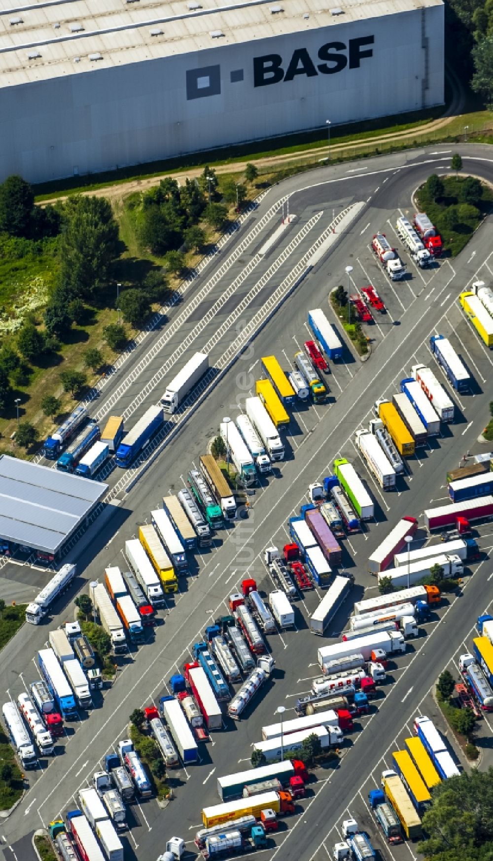 Ludwigshafen am Rhein aus der Vogelperspektive: LKW-Fahrzeug Abstellplatz und Parkfläche am Werksgelände der BASF AG in Ludwigshafen am Rhein im Bundesland Rheinland-Pfalz