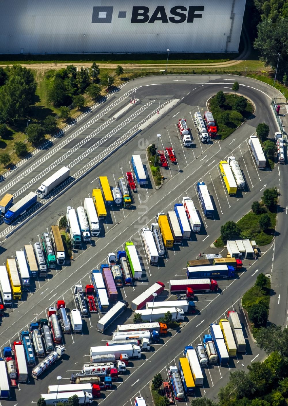 Luftbild Ludwigshafen am Rhein - LKW-Fahrzeug Abstellplatz und Parkfläche am Werksgelände der BASF AG in Ludwigshafen am Rhein im Bundesland Rheinland-Pfalz