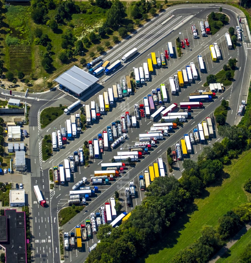 Luftaufnahme Ludwigshafen am Rhein - LKW-Fahrzeug Abstellplatz und Parkfläche am Werksgelände der BASF AG in Ludwigshafen am Rhein im Bundesland Rheinland-Pfalz