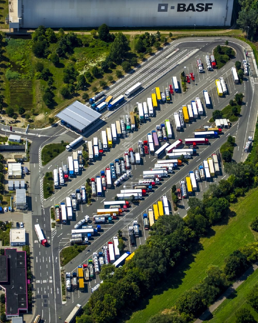 Ludwigshafen am Rhein von oben - LKW-Fahrzeug Abstellplatz und Parkfläche am Werksgelände der BASF AG in Ludwigshafen am Rhein im Bundesland Rheinland-Pfalz