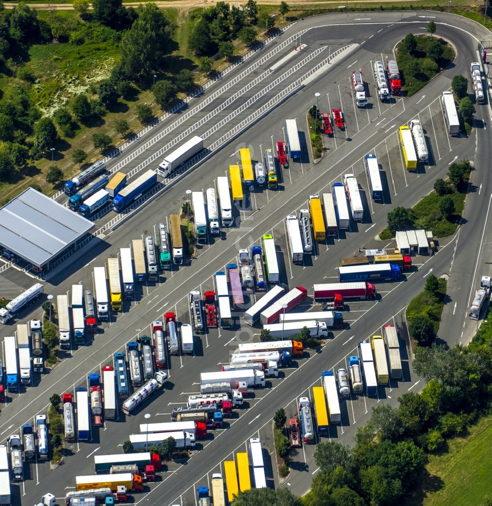 Ludwigshafen am Rhein aus der Vogelperspektive: LKW-Fahrzeug Abstellplatz und Parkfläche am Werksgelände der BASF AG in Ludwigshafen am Rhein im Bundesland Rheinland-Pfalz