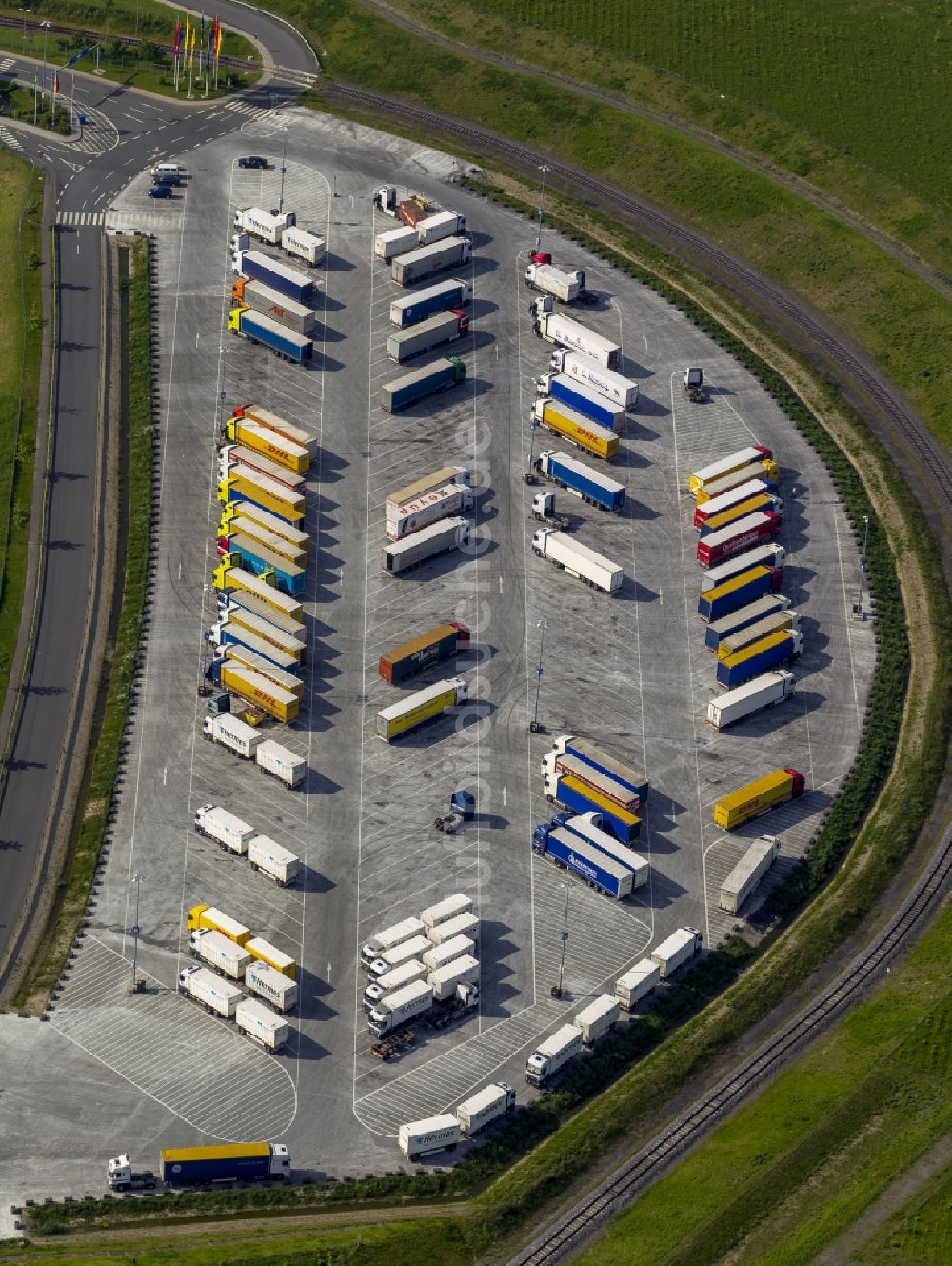 Luftaufnahme Dortmund OT Ellinghausen - LKW Lastkraftwagen- Formationen auf den Parkflächen des Ikea Logistikzentrum im Ortsteil Ellinghausen in Dortmund im Bundesland Nordrhein-Westfalen