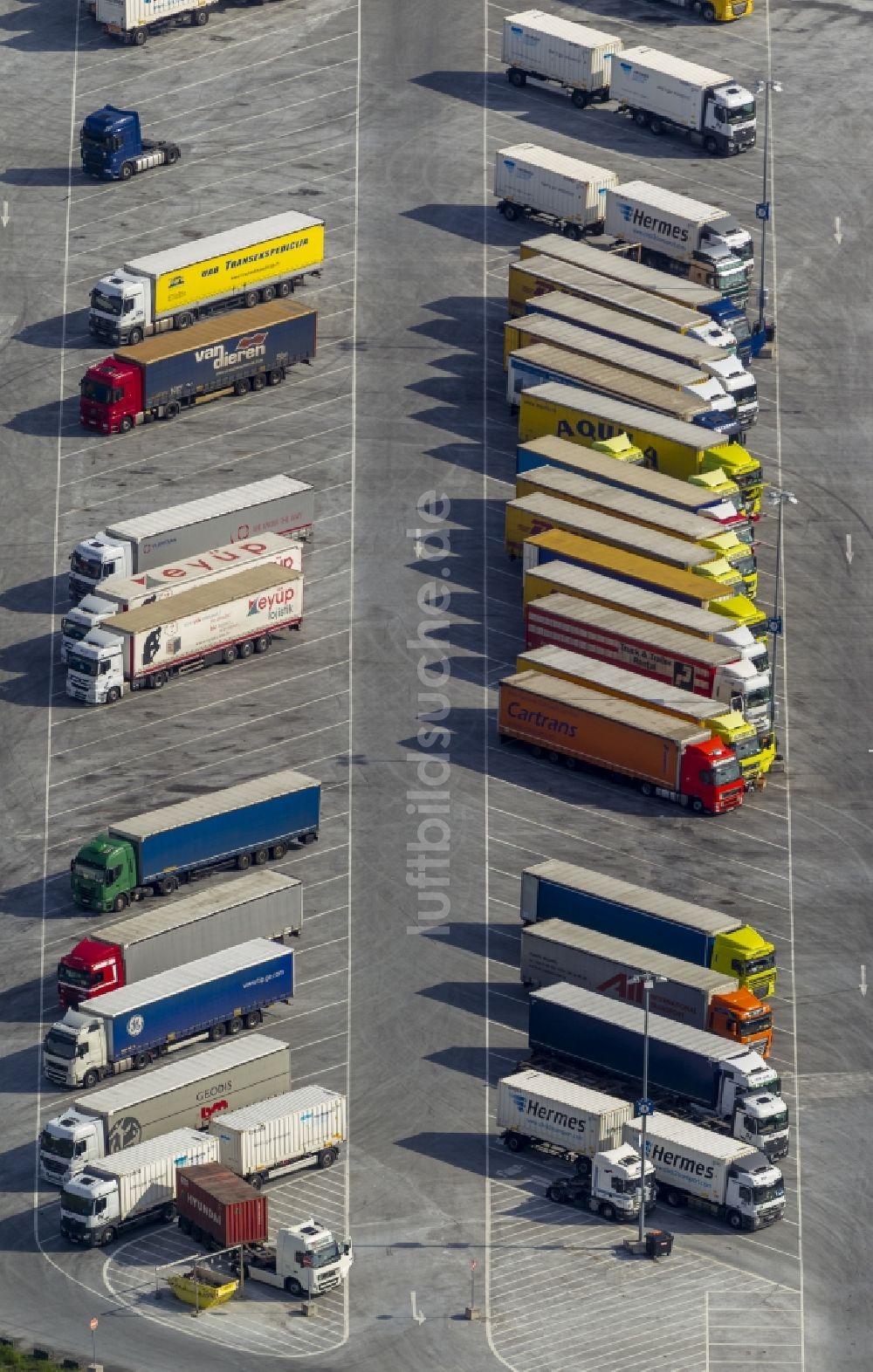 Dortmund OT Ellinghausen von oben - LKW Lastkraftwagen- Formationen auf den Parkflächen des Ikea Logistikzentrum im Ortsteil Ellinghausen in Dortmund im Bundesland Nordrhein-Westfalen