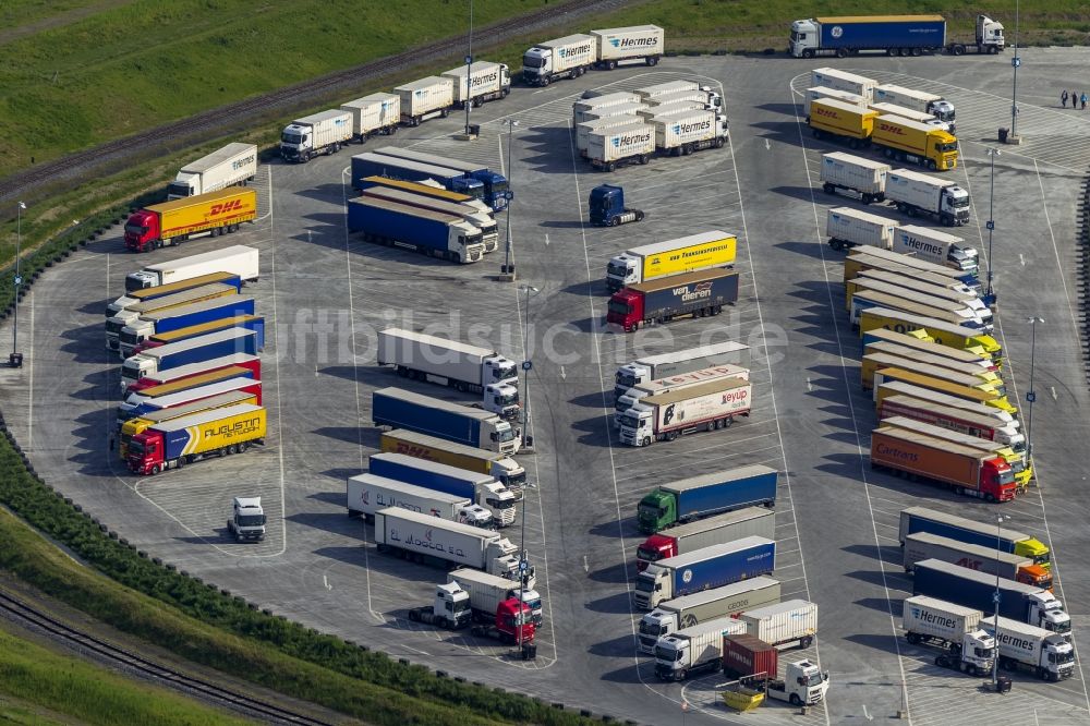 Dortmund OT Ellinghausen aus der Vogelperspektive: LKW Lastkraftwagen- Formationen auf den Parkflächen des Ikea Logistikzentrum im Ortsteil Ellinghausen in Dortmund im Bundesland Nordrhein-Westfalen