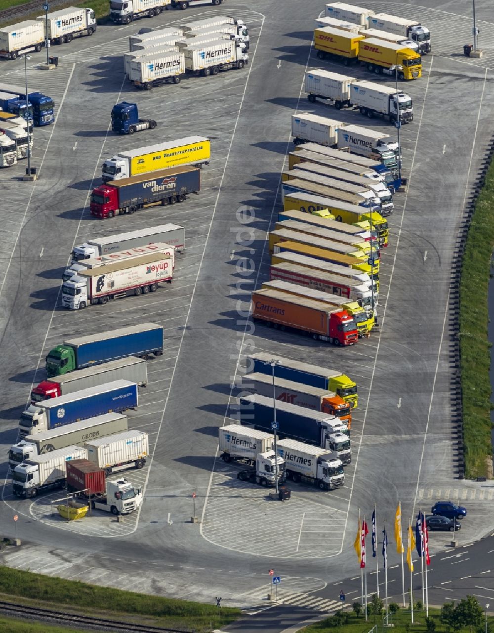 Luftbild Dortmund OT Ellinghausen - LKW Lastkraftwagen- Formationen auf den Parkflächen des Ikea Logistikzentrum im Ortsteil Ellinghausen in Dortmund im Bundesland Nordrhein-Westfalen