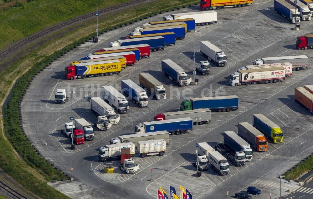 Luftaufnahme Dortmund OT Ellinghausen - LKW Lastkraftwagen- Formationen auf den Parkflächen des Ikea Logistikzentrum im Ortsteil Ellinghausen in Dortmund im Bundesland Nordrhein-Westfalen