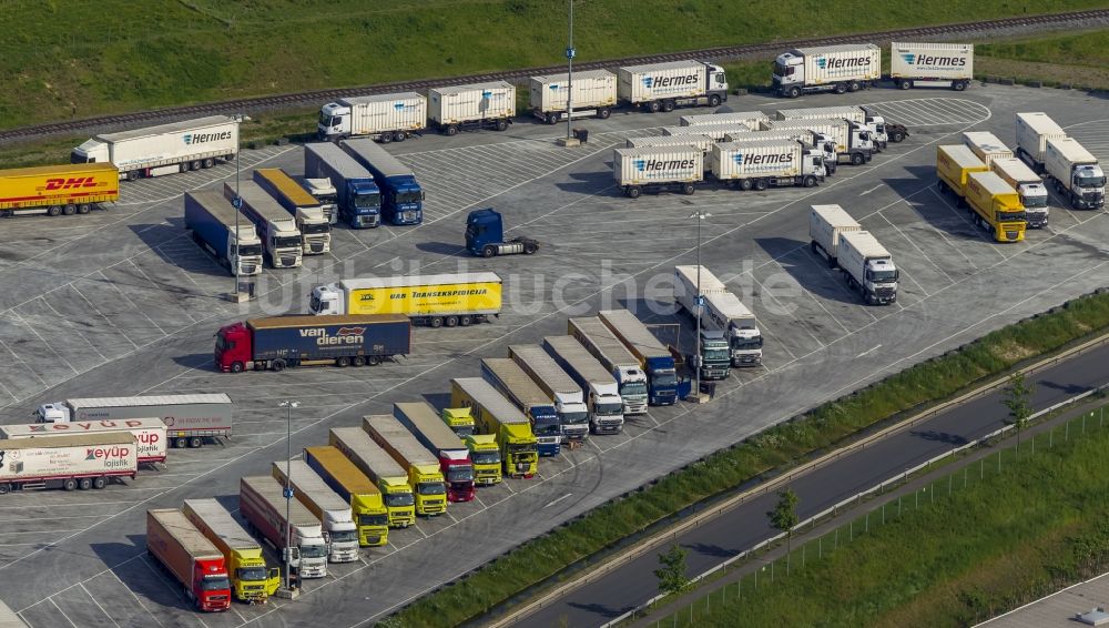 Dortmund OT Ellinghausen von oben - LKW Lastkraftwagen- Formationen auf den Parkflächen des Ikea Logistikzentrum im Ortsteil Ellinghausen in Dortmund im Bundesland Nordrhein-Westfalen