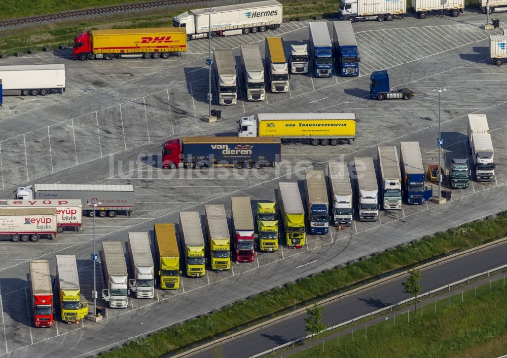 Dortmund OT Ellinghausen aus der Vogelperspektive: LKW Lastkraftwagen- Formationen auf den Parkflächen des Ikea Logistikzentrum im Ortsteil Ellinghausen in Dortmund im Bundesland Nordrhein-Westfalen