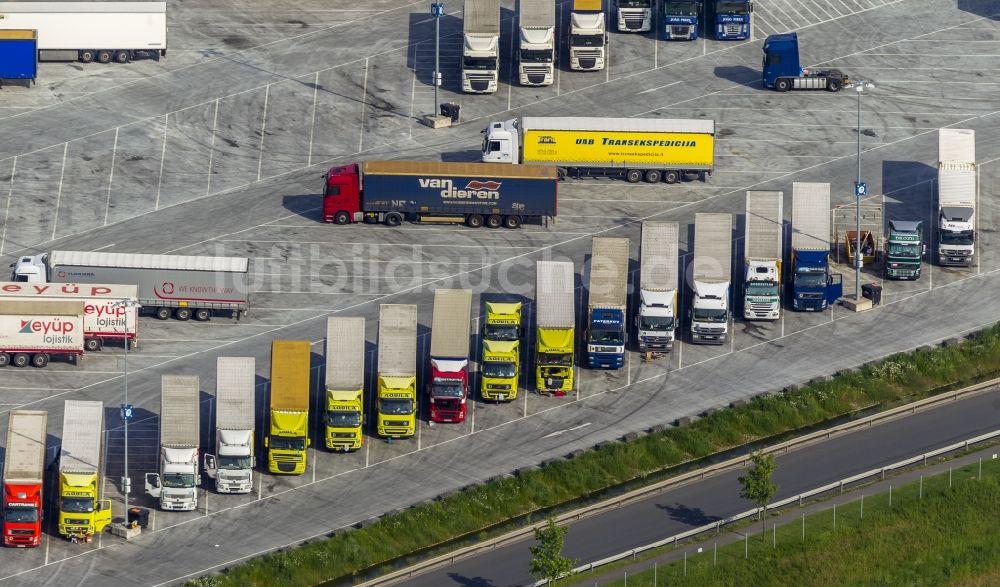 Luftbild Dortmund OT Ellinghausen - LKW Lastkraftwagen- Formationen auf den Parkflächen des Ikea Logistikzentrum im Ortsteil Ellinghausen in Dortmund im Bundesland Nordrhein-Westfalen