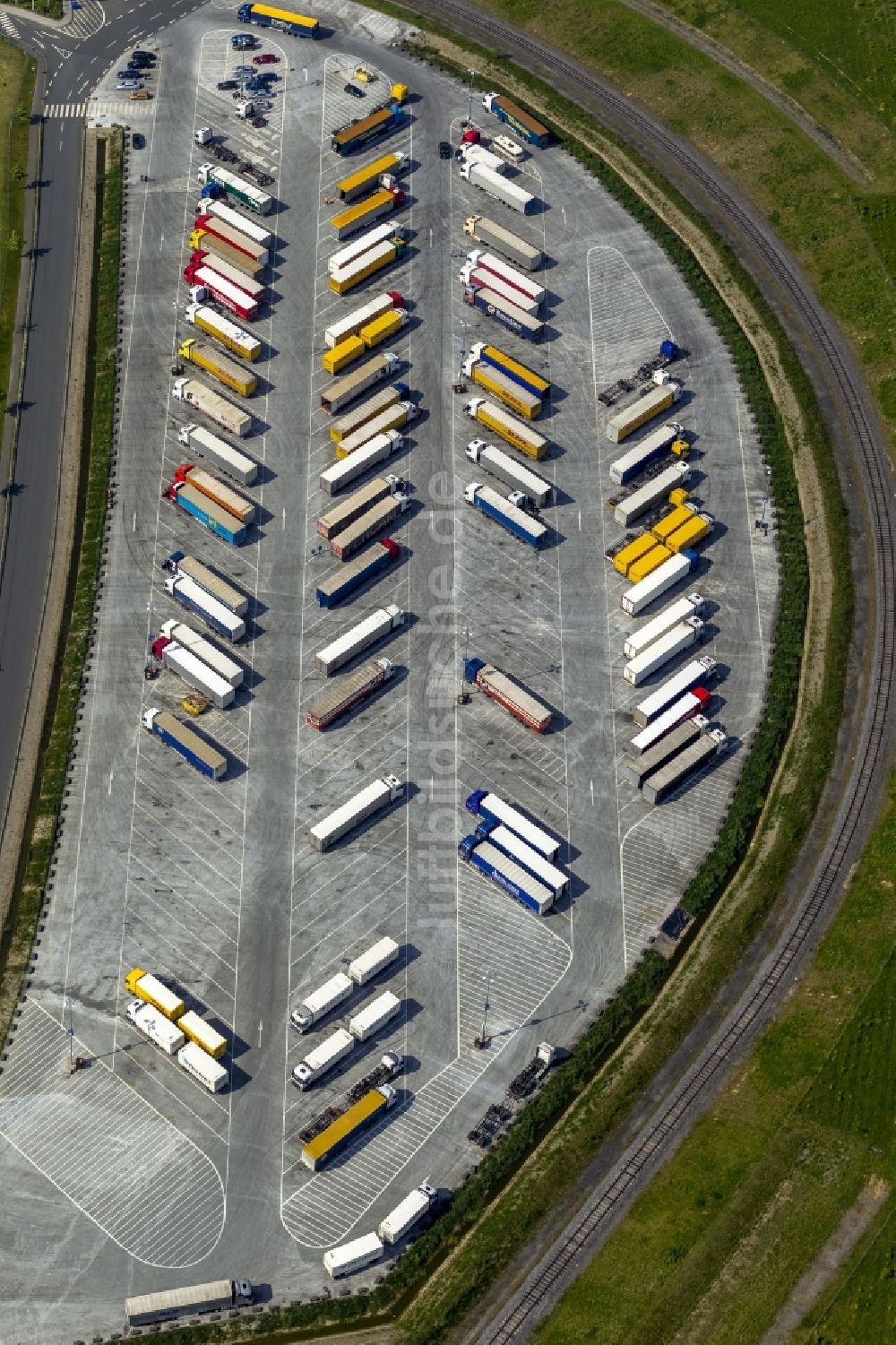 Dortmund OT Ellinghausen aus der Vogelperspektive: LKW Lastkraftwagen- Formationen auf den Parkflächen des Ikea Logistikzentrum im Ortsteil Ellinghausen in Dortmund im Bundesland Nordrhein-Westfalen