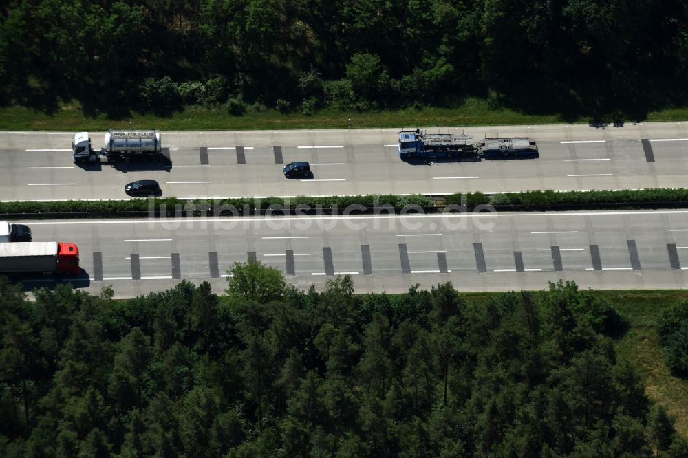 Nahmitz aus der Vogelperspektive: LKW Lastkraftwagen Güterverkehr im Straßenverkehr entlang der Autobahn BAB A2 in Nahmitz im Bundesland Brandenburg