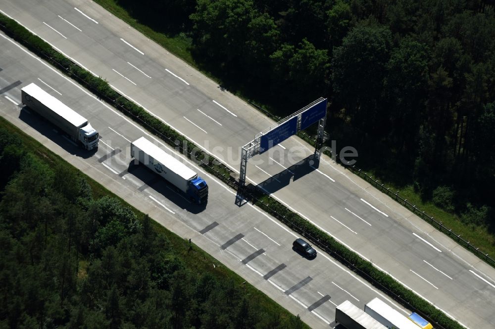 Luftbild Nahmitz - LKW Lastkraftwagen Güterverkehr im Straßenverkehr entlang der Autobahn BAB A2 in Nahmitz im Bundesland Brandenburg