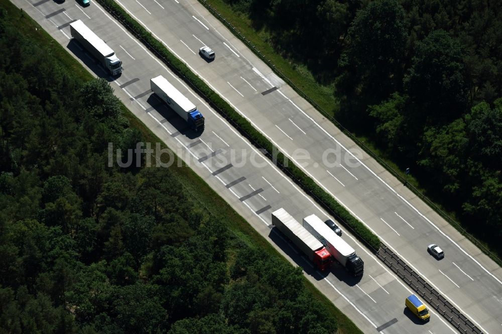 Luftaufnahme Nahmitz - LKW Lastkraftwagen Güterverkehr im Straßenverkehr entlang der Autobahn BAB A2 in Nahmitz im Bundesland Brandenburg