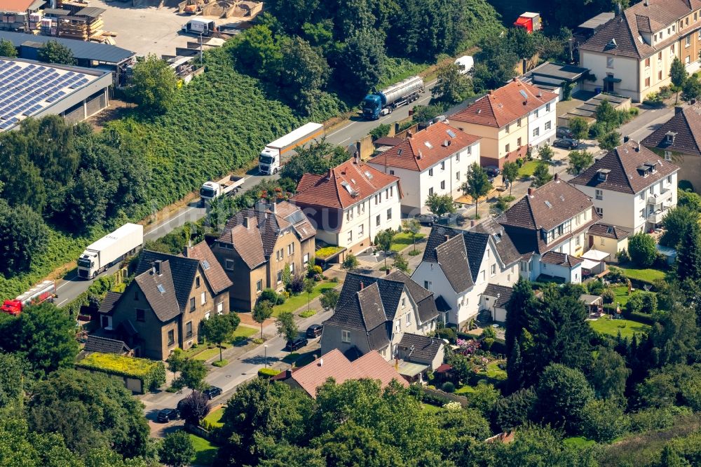 Gladbeck von oben - LKW Lastkraftwagen Güterverkehr im Straßenverkehr entlang der Bundesstraße B224 mit Häusern an der Gartenstraße in Gladbeck im Bundesland Nordrhein-Westfalen