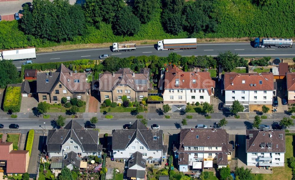 Gladbeck aus der Vogelperspektive: LKW Lastkraftwagen Güterverkehr im Straßenverkehr entlang der Bundesstraße B224 mit Häusern an der Gartenstraße in Gladbeck im Bundesland Nordrhein-Westfalen