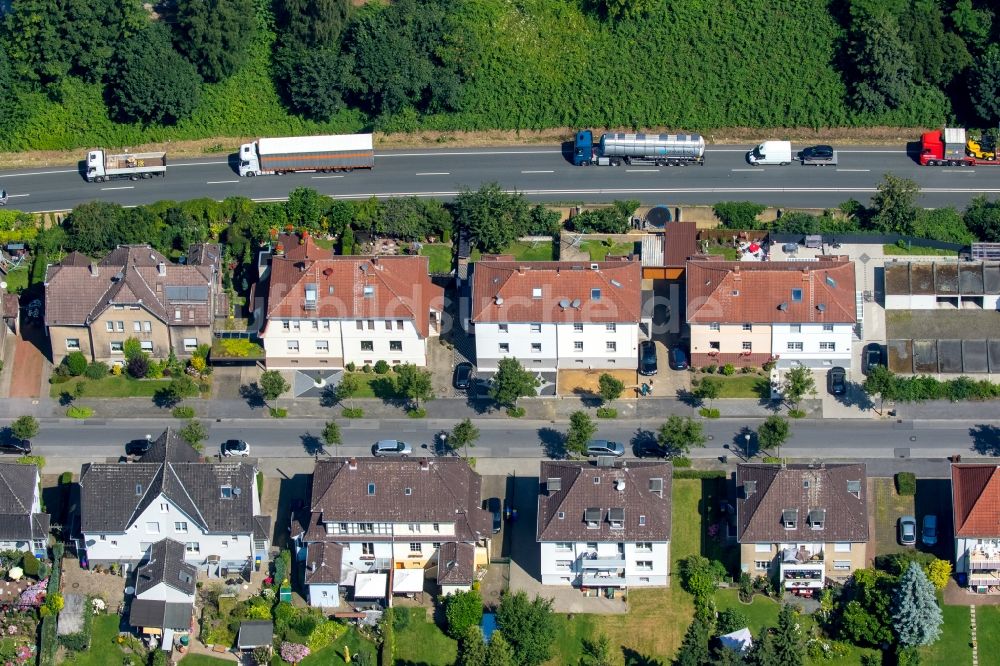 Luftbild Gladbeck - LKW Lastkraftwagen Güterverkehr im Straßenverkehr entlang der Bundesstraße B224 mit Häusern an der Gartenstraße in Gladbeck im Bundesland Nordrhein-Westfalen