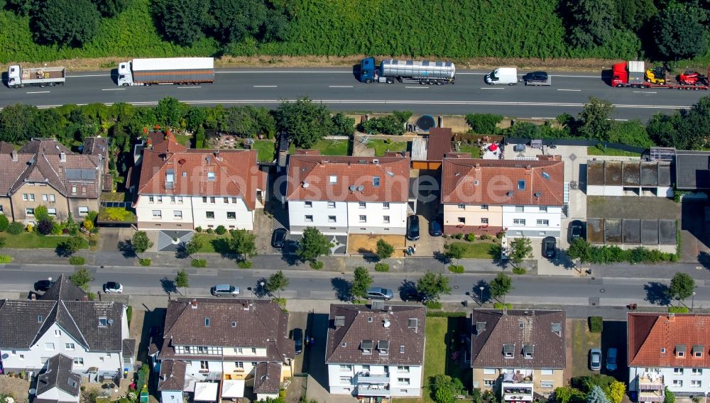 Luftaufnahme Gladbeck - LKW Lastkraftwagen Güterverkehr im Straßenverkehr entlang der Bundesstraße B224 mit Häusern an der Gartenstraße in Gladbeck im Bundesland Nordrhein-Westfalen