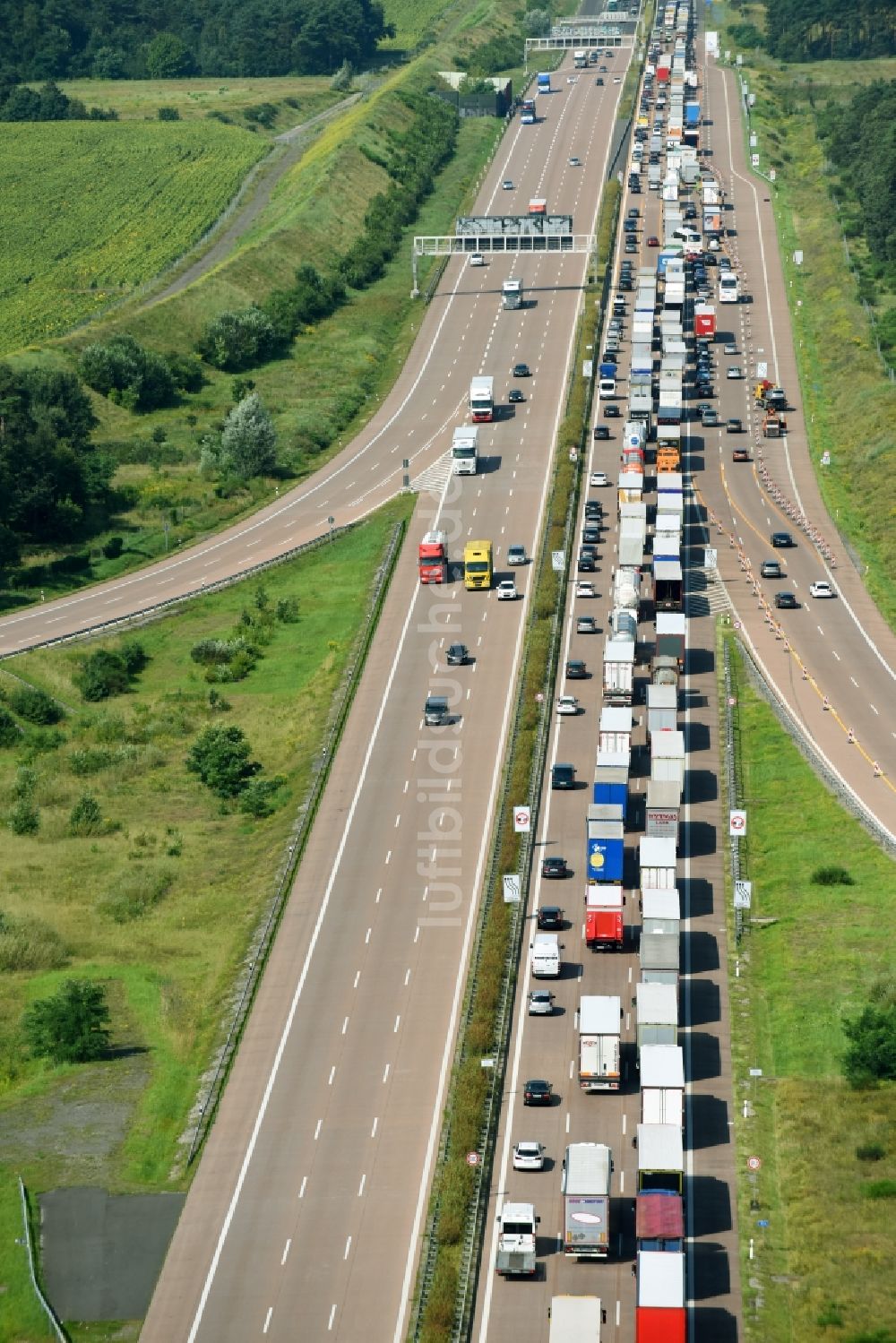 Luftaufnahme Michendorf - LKW Lastkraftwagen Güterverkehrs- Stau im Straßenverkehr entlang der BAB Bundesautobahn A10 in Michendorf im Bundesland Brandenburg, Deutschland