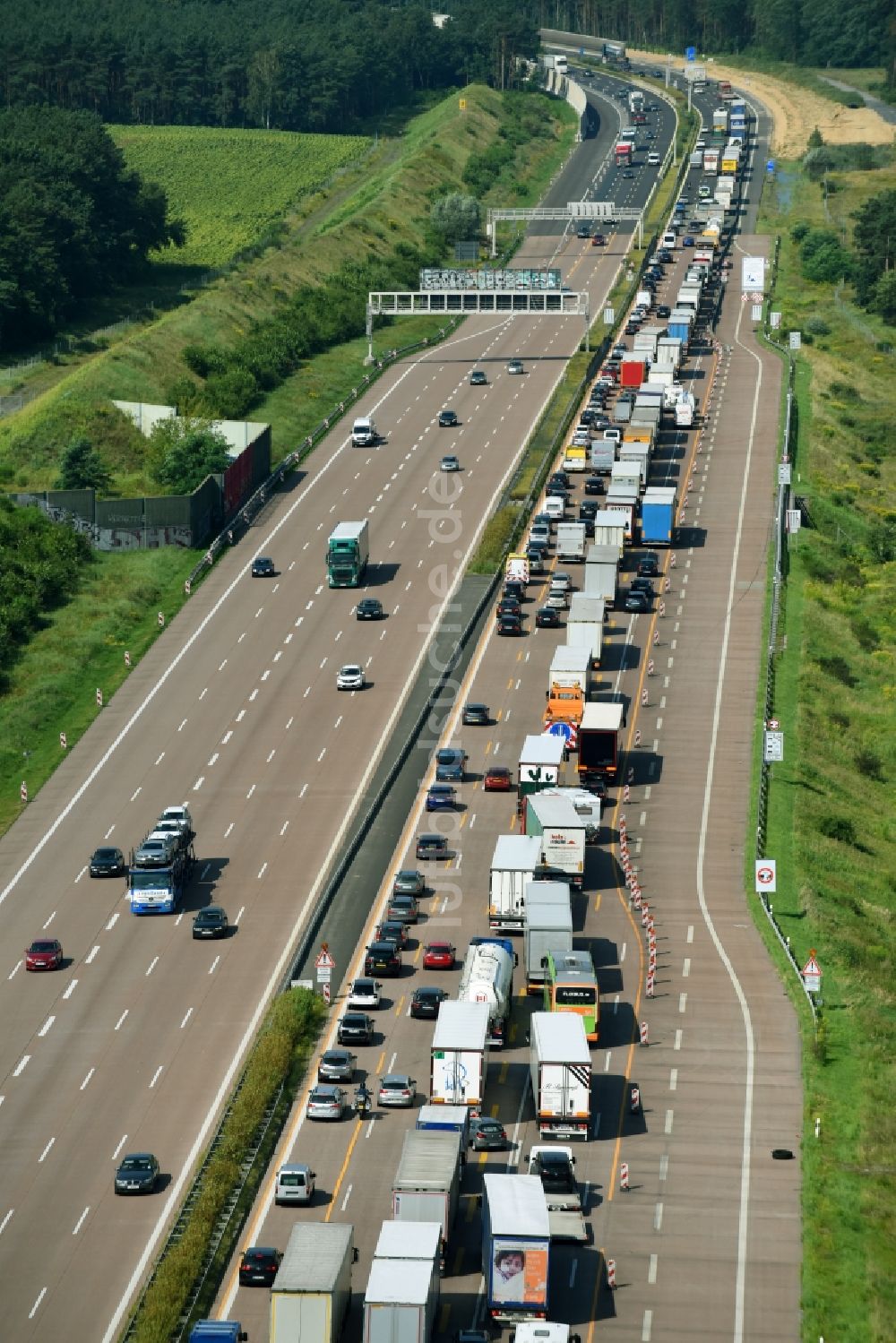 Luftbild Michendorf - LKW Lastkraftwagen Güterverkehrs- Stau im Straßenverkehr entlang der BAB Bundesautobahn A10 in Michendorf im Bundesland Brandenburg, Deutschland