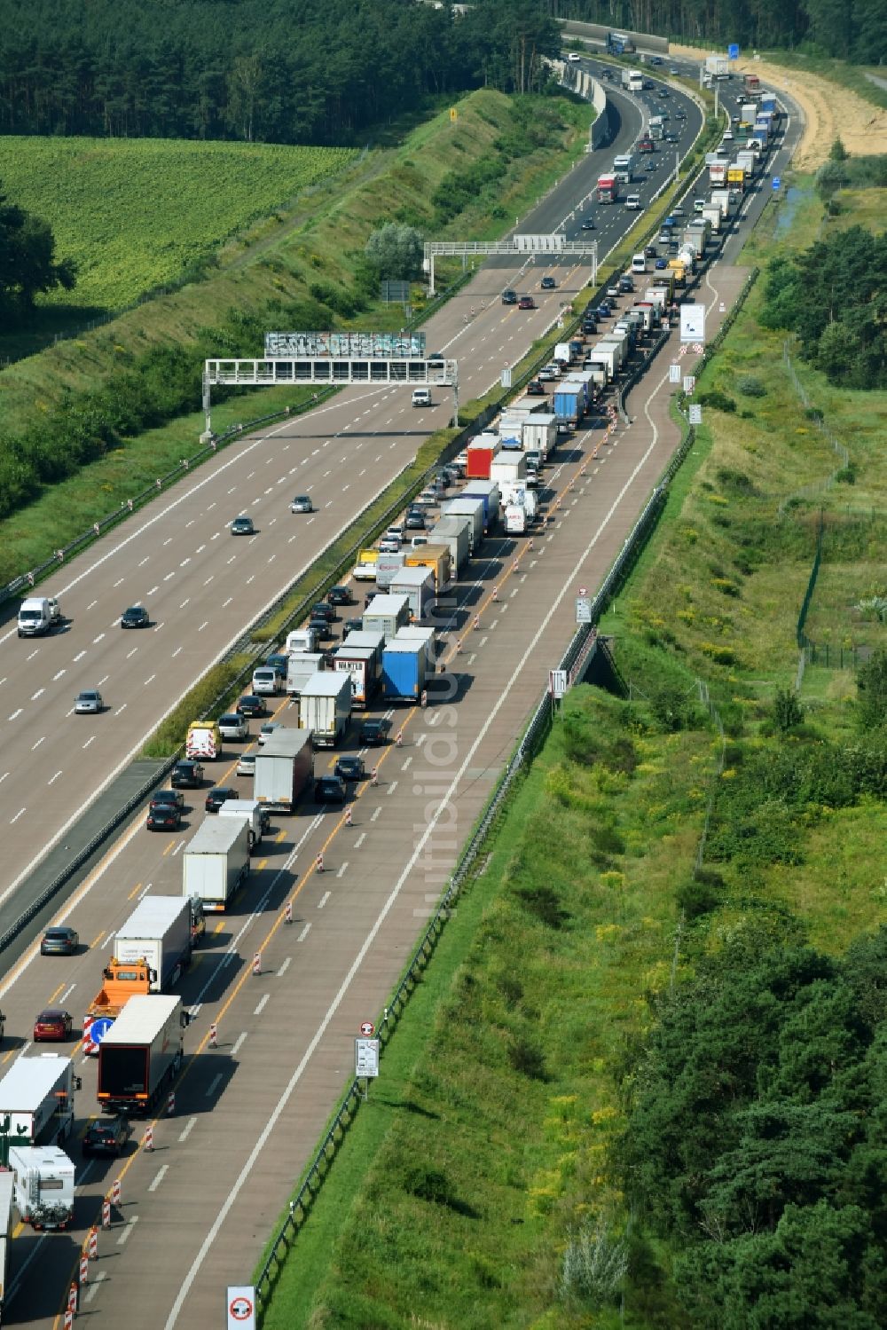 Luftaufnahme Michendorf - LKW Lastkraftwagen Güterverkehrs- Stau im Straßenverkehr entlang der BAB Bundesautobahn A10 in Michendorf im Bundesland Brandenburg, Deutschland