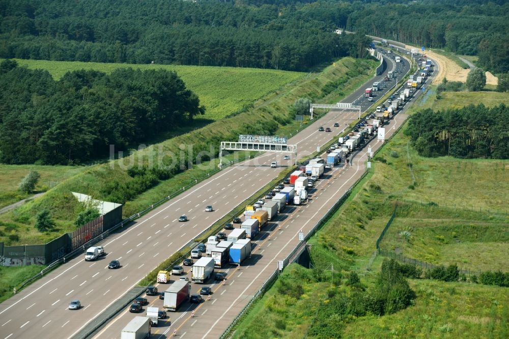 Michendorf von oben - LKW Lastkraftwagen Güterverkehrs- Stau im Straßenverkehr entlang der BAB Bundesautobahn A10 in Michendorf im Bundesland Brandenburg, Deutschland