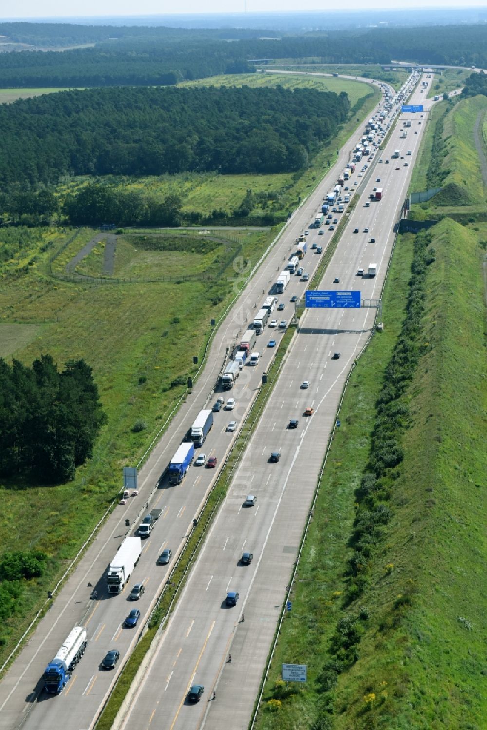 Luftaufnahme Michendorf - LKW Lastkraftwagen Güterverkehrs- Stau im Straßenverkehr entlang der BAB Bundesautobahn A10 in Michendorf im Bundesland Brandenburg, Deutschland