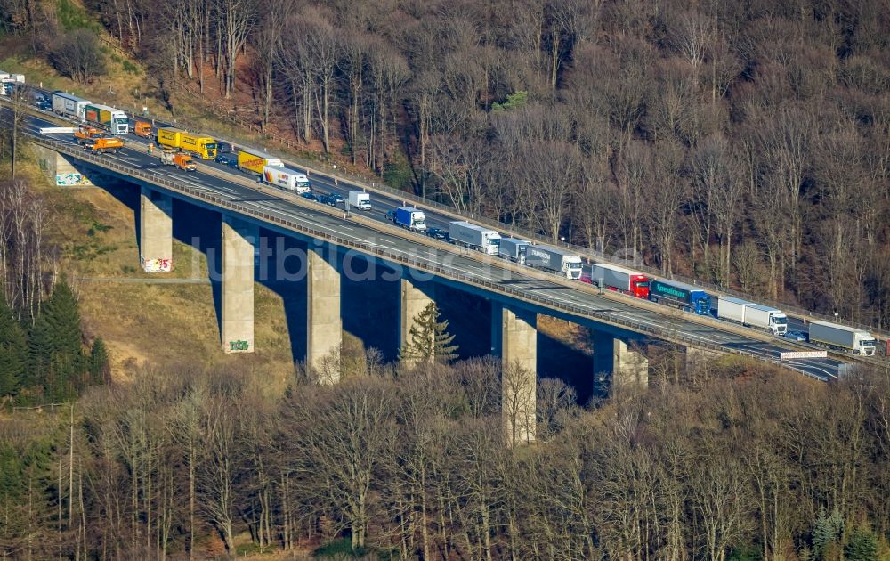 Luftaufnahme sterbecke - LKW Lastkraftwagen im Stau auf der Talbrücke Sterbecke Autobahn BAB 45 in Sterbecke im Bundesland Nordrhein-Westfalen, Deutschland