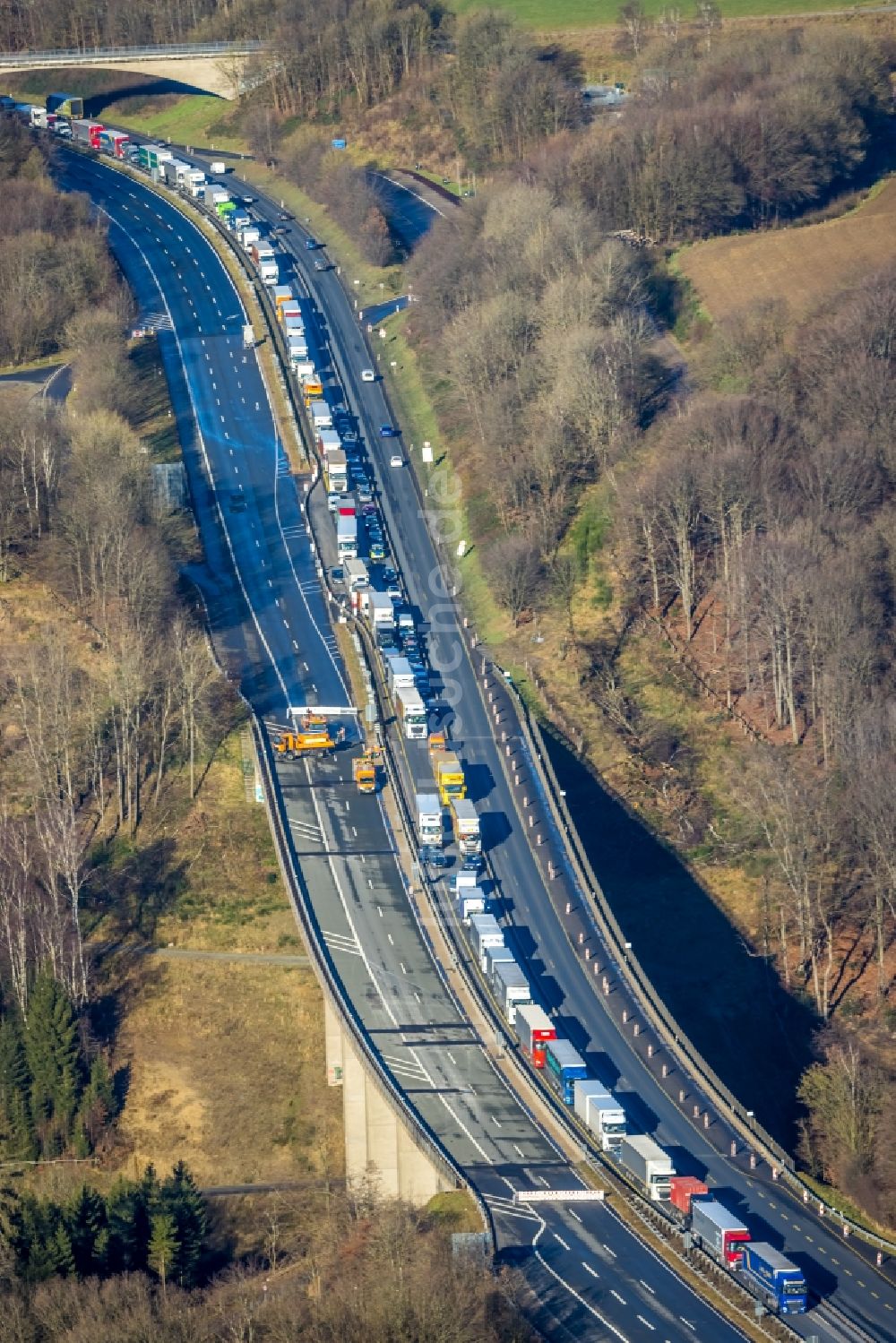 Luftbild sterbecke - LKW Lastkraftwagen im Stau auf der Talbrücke Sterbecke Autobahn BAB 45 in Sterbecke im Bundesland Nordrhein-Westfalen, Deutschland