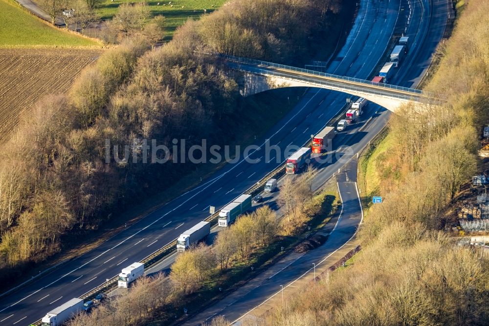 sterbecke aus der Vogelperspektive: LKW Lastkraftwagen im Stau auf der Talbrücke Sterbecke Autobahn BAB 45 in Sterbecke im Bundesland Nordrhein-Westfalen, Deutschland