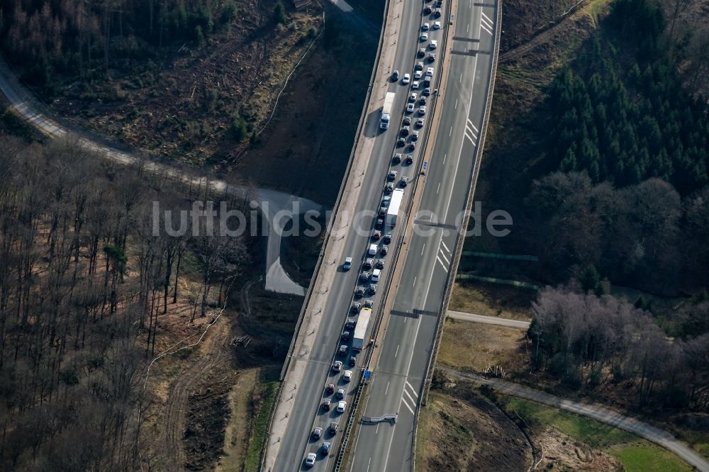 Luftaufnahme sterbecke - LKW Lastkraftwagen im Stau auf der Talbrücke Sterbecke Autobahn BAB 45 in Sterbecke im Bundesland Nordrhein-Westfalen, Deutschland