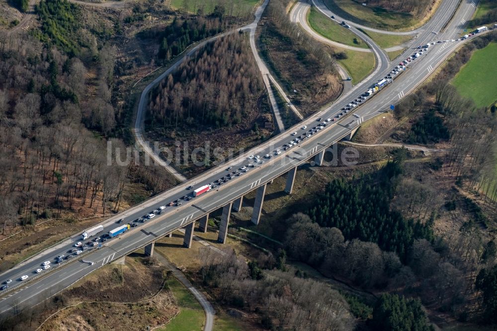 Luftbild sterbecke - LKW Lastkraftwagen im Stau auf der Talbrücke Sterbecke Autobahn BAB 45 in Sterbecke im Bundesland Nordrhein-Westfalen, Deutschland