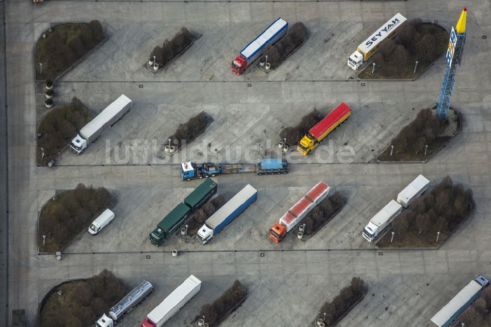 Wörth aus der Vogelperspektive: LKW-Parkplatz am Autohof Wörth an der A92 in Wörth im Bundesland Bayern