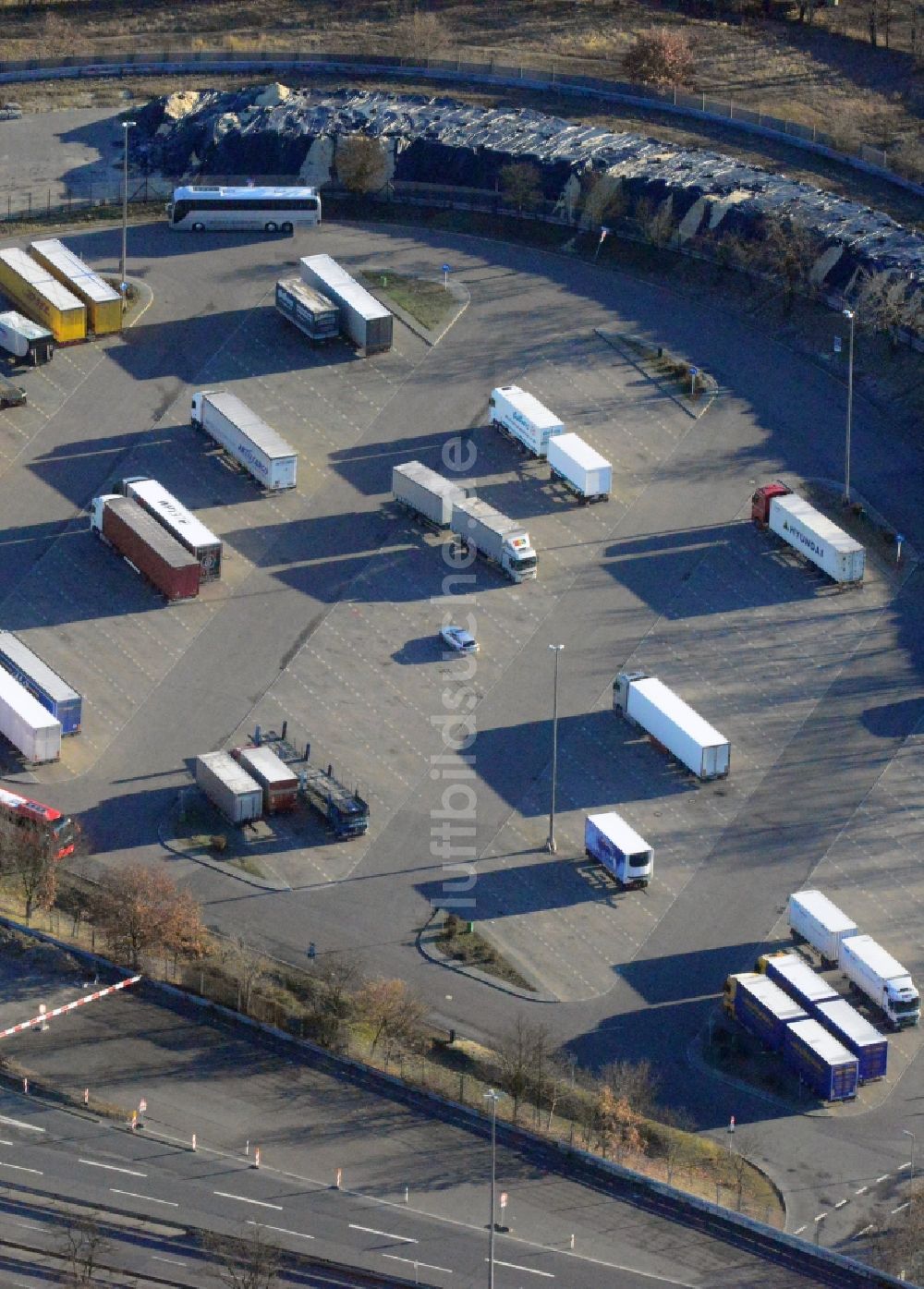 Berlin von oben - LKW - Parkplatz an der Avus in Berlin Charlottenburg