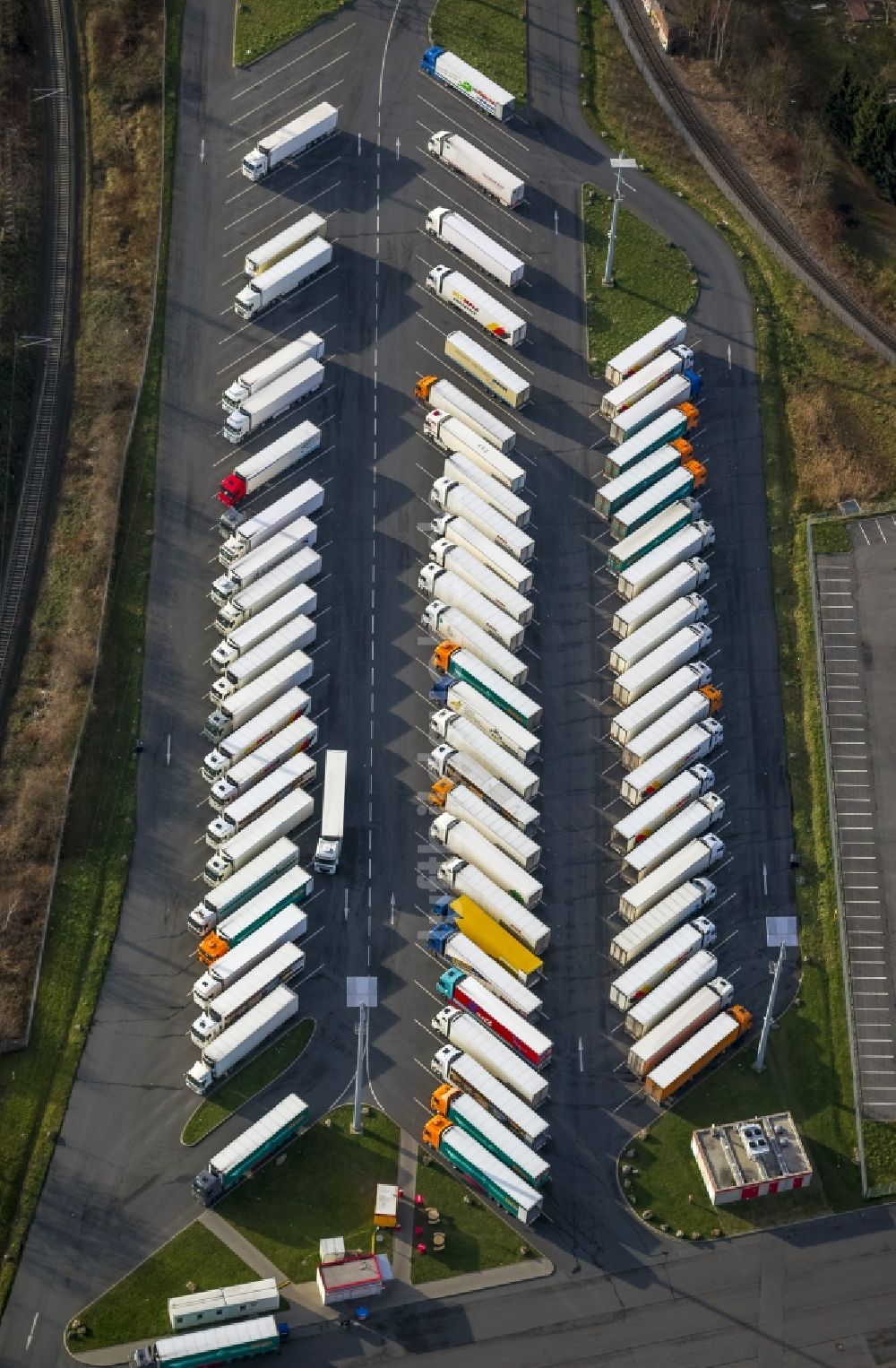 Dortmund aus der Vogelperspektive: LKW- Parkplatz bei Schulte- Rödding in Dortmund im Ruhrgebiet im Bundesland Nordrhein-Westfalen