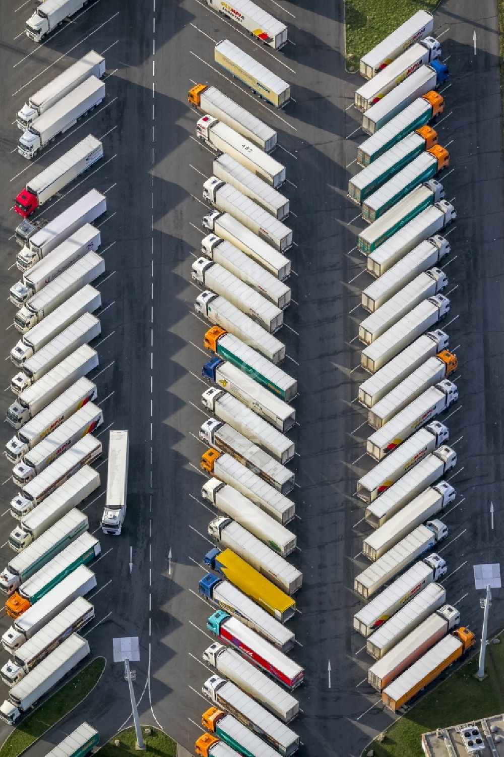 Luftaufnahme Dortmund - LKW- Parkplatz bei Schulte- Rödding in Dortmund im Ruhrgebiet im Bundesland Nordrhein-Westfalen