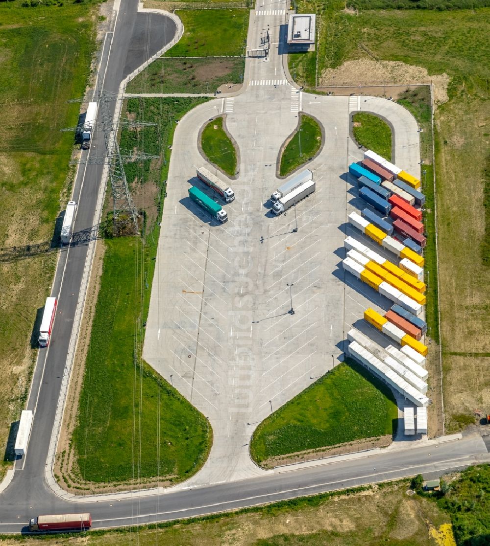 Luftaufnahme Werne - LKW Parkplatz am Gebäudekomplexes auf dem Gelände des Logistikzentrums Amazon Logistik in Werne im Bundesland Nordrhein-Westfalen