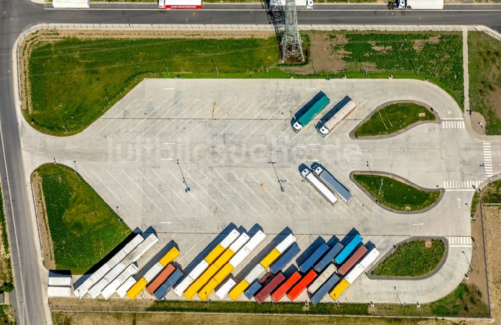 Werne aus der Vogelperspektive: LKW Parkplatz am Gebäudekomplexes auf dem Gelände des Logistikzentrums Amazon Logistik in Werne im Bundesland Nordrhein-Westfalen