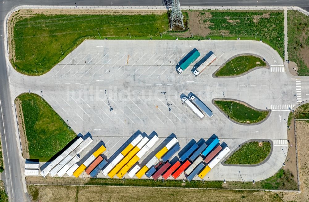 Luftbild Werne - LKW Parkplatz am Gebäudekomplexes auf dem Gelände des Logistikzentrums Amazon Logistik in Werne im Bundesland Nordrhein-Westfalen