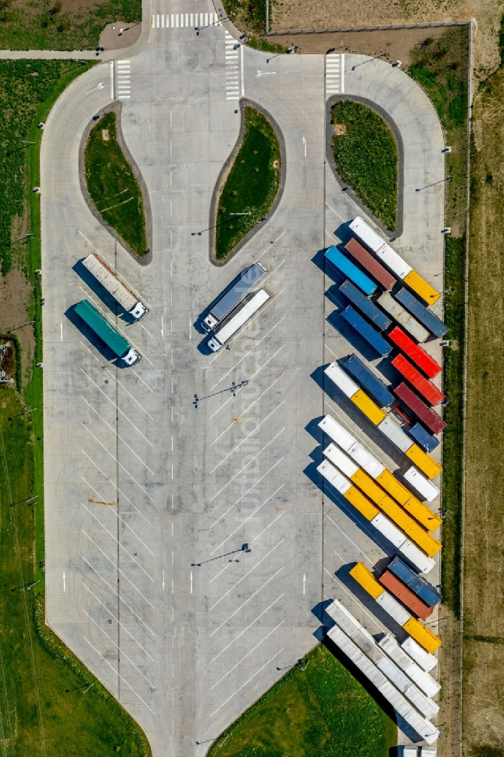 Luftaufnahme Werne - LKW Parkplatz am Gebäudekomplexes auf dem Gelände des Logistikzentrums Amazon Logistik in Werne im Bundesland Nordrhein-Westfalen