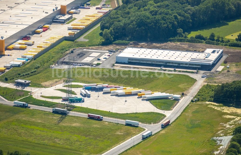 Werne von oben - LKW Parkplatz am Gebäudekomplexes auf dem Gelände des Logistikzentrums Amazon Logistik in Werne im Bundesland Nordrhein-Westfalen