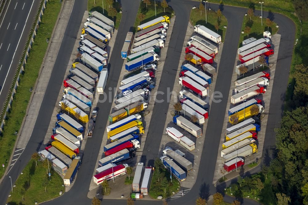 Luftaufnahme Hamm OT Rhynern - LKW - Parkplatz im Ortsteil Rhyrnern in Hamm im Bundesland Nordrhein-Westfalen