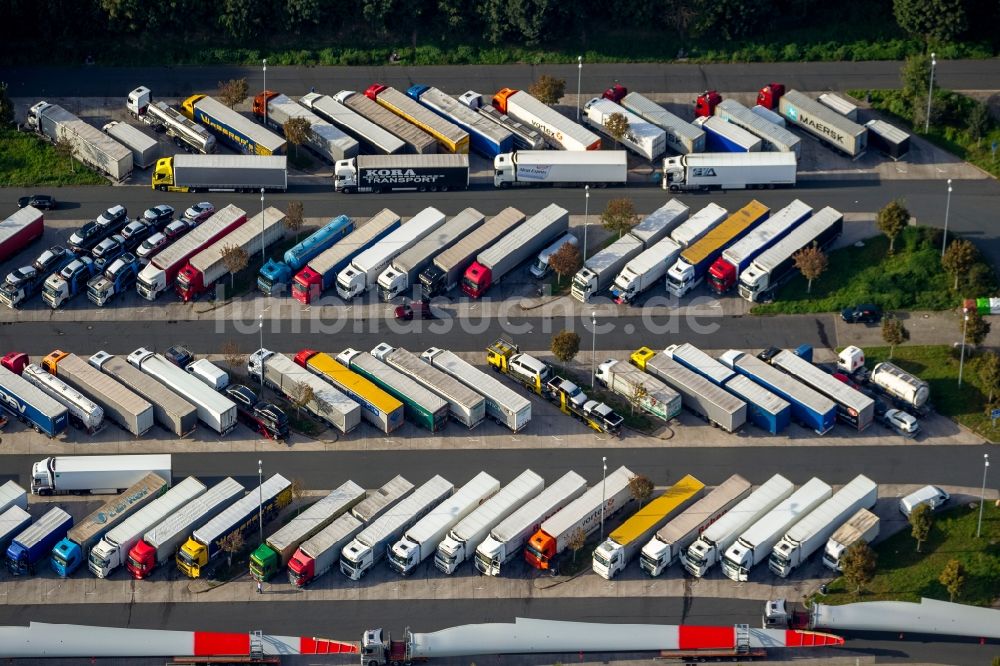 Hamm OT Rhynern aus der Vogelperspektive: LKW - Parkplatz im Ortsteil Rhyrnern in Hamm im Bundesland Nordrhein-Westfalen