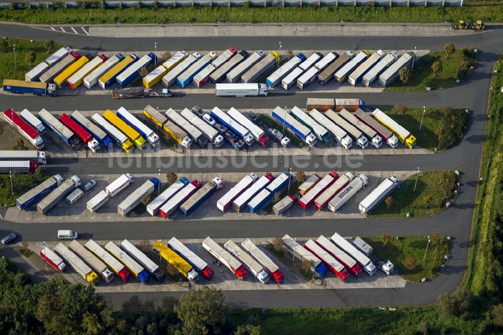 Hamm OT Rhynern aus der Vogelperspektive: LKW - Parkplatz im Ortsteil Rhyrnern in Hamm im Bundesland Nordrhein-Westfalen