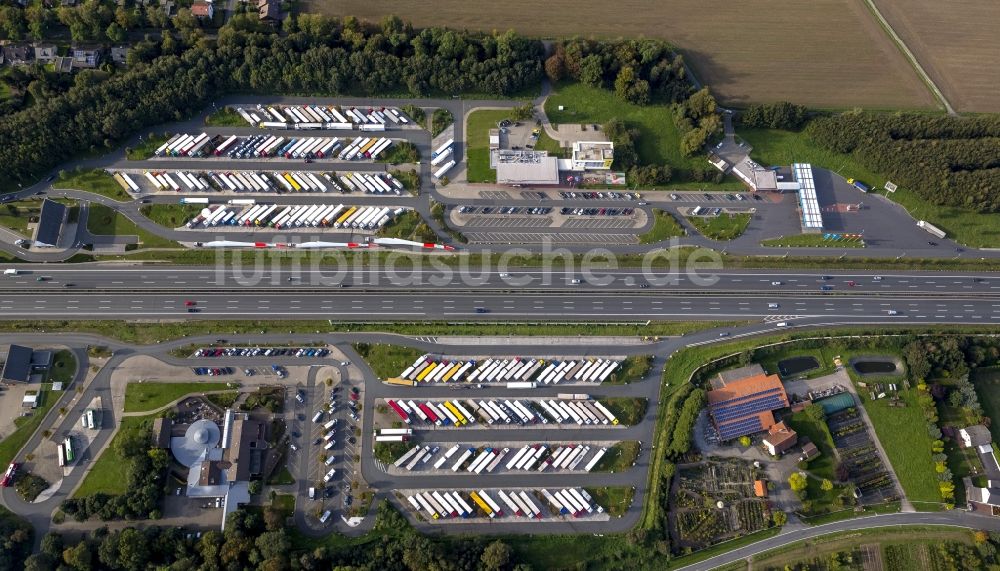 Luftaufnahme Hamm OT Rhynern - LKW - Parkplatz im Ortsteil Rhyrnern in Hamm im Bundesland Nordrhein-Westfalen