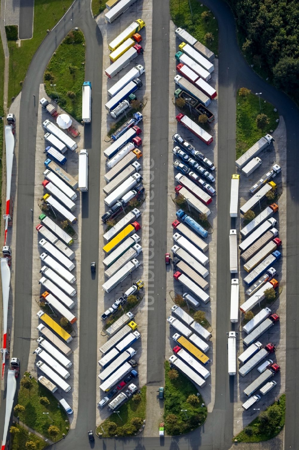 Hamm OT Rhynern von oben - LKW - Parkplatz im Ortsteil Rhyrnern in Hamm im Bundesland Nordrhein-Westfalen